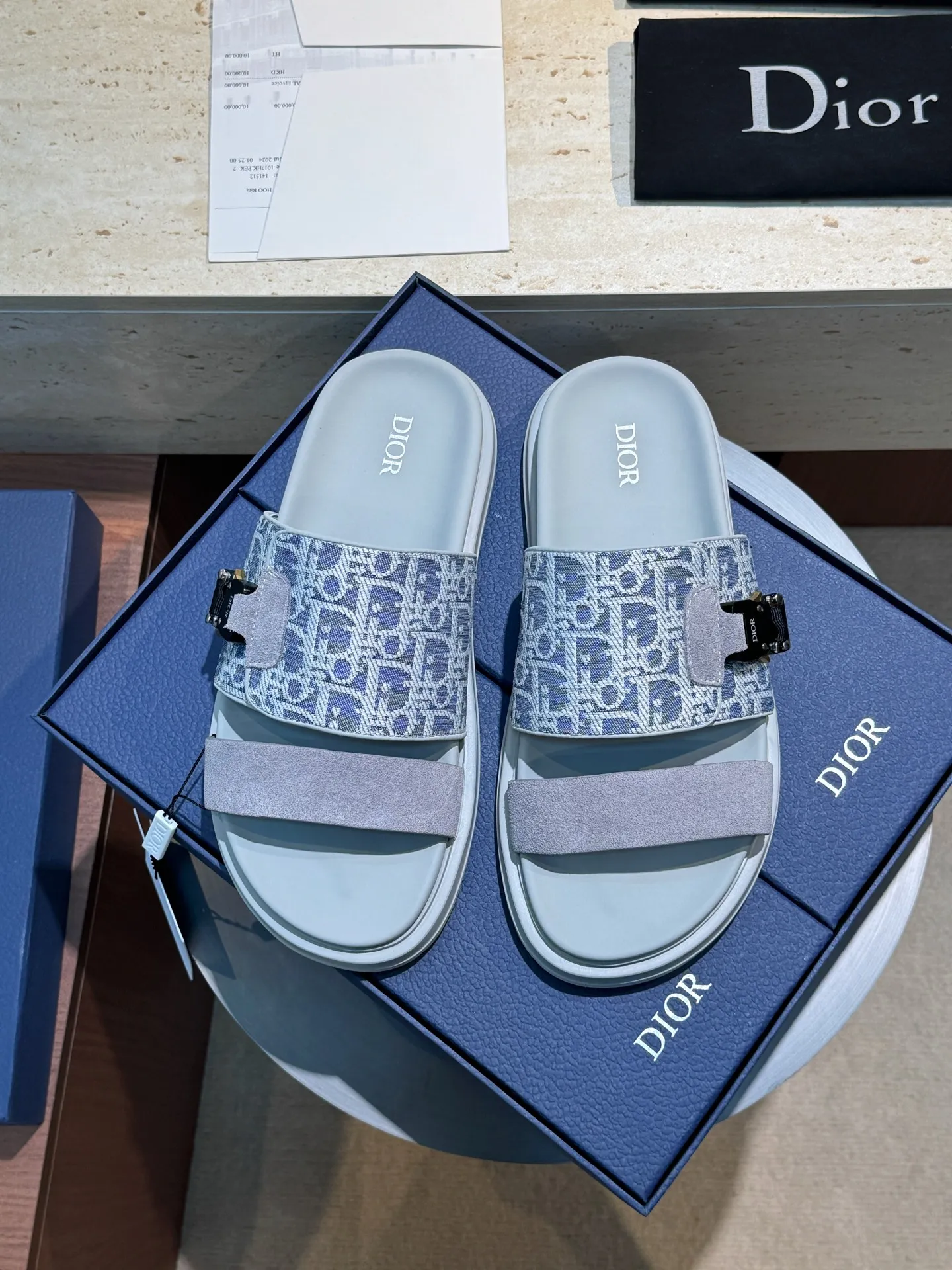Factory price: 340💰Djia Aqua men's slippers and sandals, Dior's Aqua sandals are elegant and casual. The cross-strap design is reinterpreted in CD Diamond canvas, inspired by the brand's archives. Finished with a branded logo and tonal notch sole, they can be worn easily with shorts or jeans for a sophisticated look. Cowhide spliced ​​canvas + cowhide lining + rubber outsole Size: 39-44 (38 45 customized)